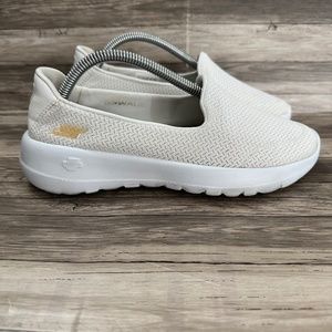 Skechers Go Walk Sneaker Womens 5.5 White Goga Max Slip On Athletic Comfort Shoe